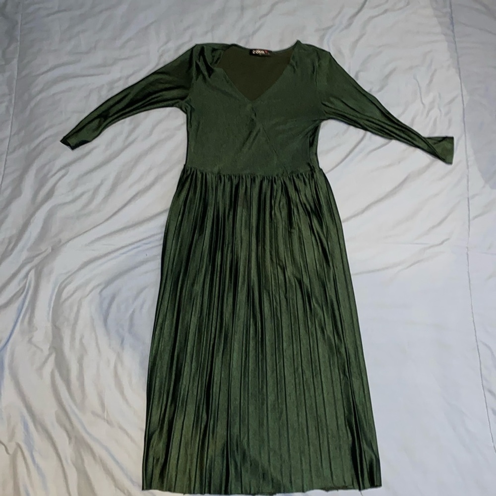 Zoya polyester green dress.